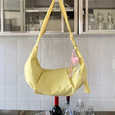 Grand Sac en Nylon Style Coréen Forme de Dumpling Sac Sisselle Plissé Décontracté Souple avec Pendentif en Cœur pour Femme