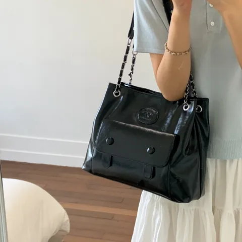 Damen Große Kapazität Schwarz Glänzend Kunstleder Tote Bag Mode Vintage Schultertasche Mit Kettengurt Vorne Pattentasche Alltag Handtasche