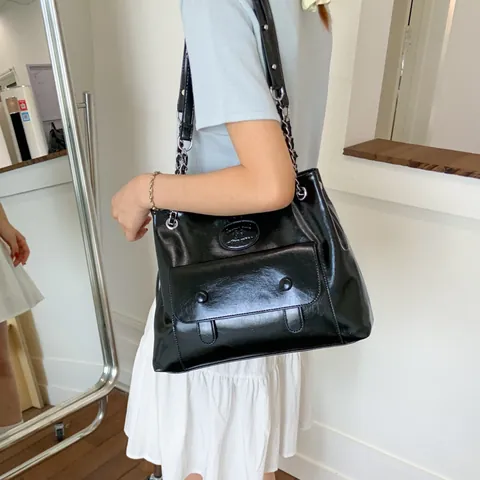 Damen Große Kapazität Schwarz Glänzend Kunstleder Tote Bag Mode Vintage Schultertasche Mit Kettengurt Vorne Pattentasche Alltag Handtasche