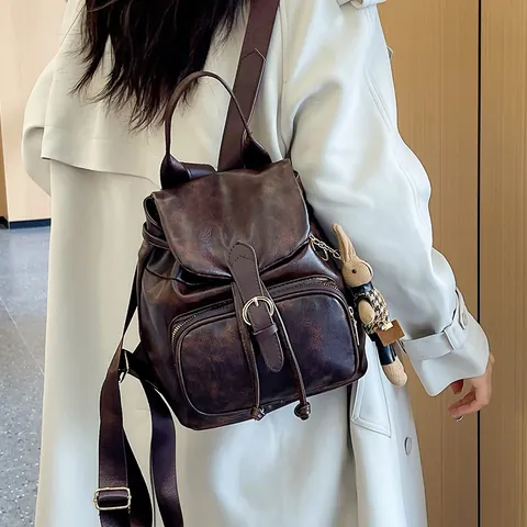 Retro PU Leder Rucksack Für Damen Große Kapazität Kordelzug Klappdeckel Reise Rucksack Mode Steppnaht Schultasche Mit Kaninchen Anhänger