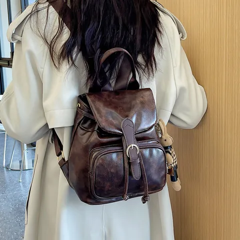 Retro PU Leder Rucksack Für Damen Große Kapazität Kordelzug Klappdeckel Reise Rucksack Mode Steppnaht Schultasche Mit Kaninchen Anhänger