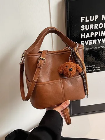Borsa a Secchiello da Donna in Pelle PU Minimalista Urbana Tinta Unita Borsa a Tracolla Con Ciondolo a Forma di Orso