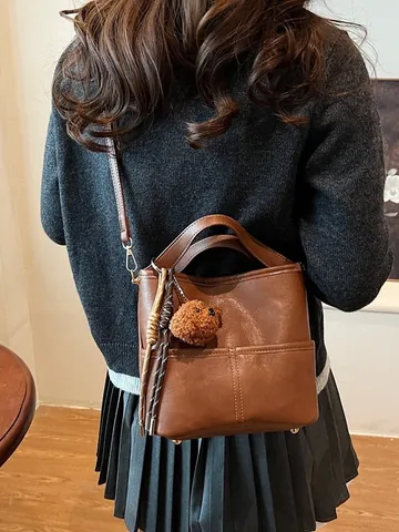 Borsa a Secchiello da Donna in Pelle PU Minimalista Urbana Tinta Unita Borsa a Tracolla Con Ciondolo a Forma di Orso