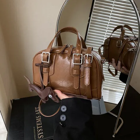 Damen Vintage PU Leder Boston Tasche Minimalistisch Glänzende Umhängetasche Mit Dackel Anhänger Für Alltag Pendeln Henkeltasche