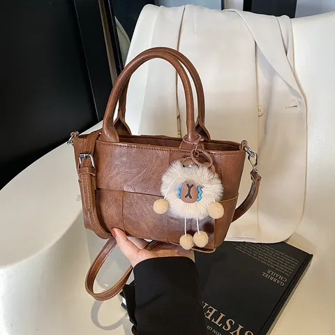 Vintage Gewebte PU Leder Beuteltasche Für Damen Retro Geflochtene Handtasche Mit Plüsch Anhänger Mode Umhängetasche Schultertasche