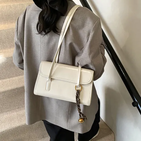 Bolso de Axila de Gran Capacidad para Mujer Cuero PU Color Sólido Bolso de Hombro Con Colgante Bolso Baguette Chic de Moda para el Trabajo