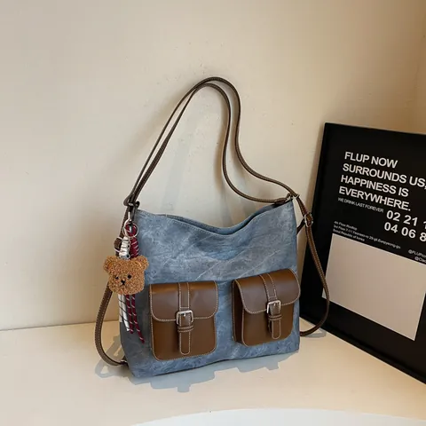Bolso Tote Retro de Cuero PU para Mujer Gran Capacidad Costura de Contraste Bolso de Hombro para Desplazamientos Con Bolsillos Frontales Colgante de Oso de Peluche