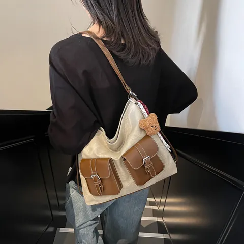 Bolso Tote Retro de Cuero PU para Mujer Gran Capacidad Costura de Contraste Bolso de Hombro para Desplazamientos Con Bolsillos Frontales Colgante de Oso de Peluche