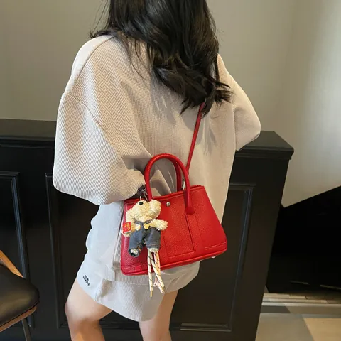 Bolso de Cubo de Cuero PU con Patrón de Lichi para Mujer y Estuche con Colgante de Oso Bolso de Hombro Cruzado Versátil