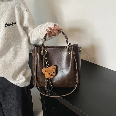 Fashion Large Capacity PU Leather Tote Bag Women Retro Glossy Shoulder Bag Casual Handbag With Plush Bear Pendant Commute Bag