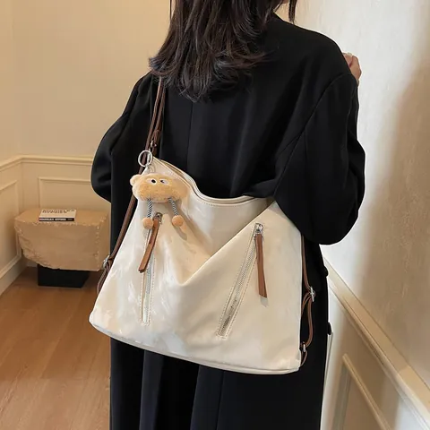 Retro PU Leder Grote Capaciteit Tote Bag Voor Vrouwen Koreaanse Stijl Woon-werkverkeer Schoudertas Met Pluche Hanger Decoratieve Ritsen Mode Handtas