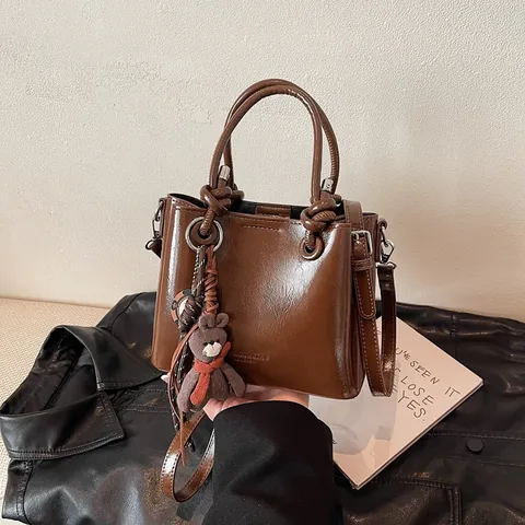 Bolso de Mano de Cuero PU Brillante Vintage para Mujer Bolso de Cubo Pequeño Con Colgante de Oso Bandolera Desmontable