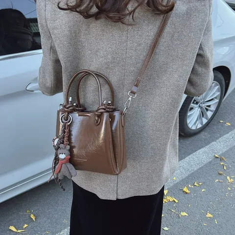 Bolso de Mano de Cuero PU Brillante Vintage para Mujer Bolso de Cubo Pequeño Con Colgante de Oso Bandolera Desmontable