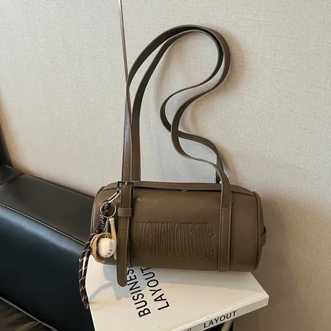 Vintage Buchstaben Geprägte Zylindertasche Schultertasche PU Leder Unterarmtasche Mit Baseball Anhänger Für Damen Alltag