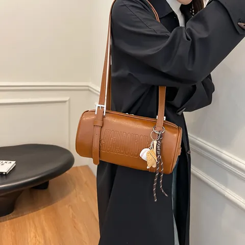 Vintage Buchstaben Geprägte Zylindertasche Schultertasche PU Leder Unterarmtasche Mit Baseball Anhänger Für Damen Alltag