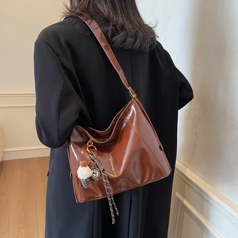 Retro Large Capacity PU Leather Tote Bag For Women High Gloss Shoulder Bag With Ice Cream Pendant Commuter Handbag