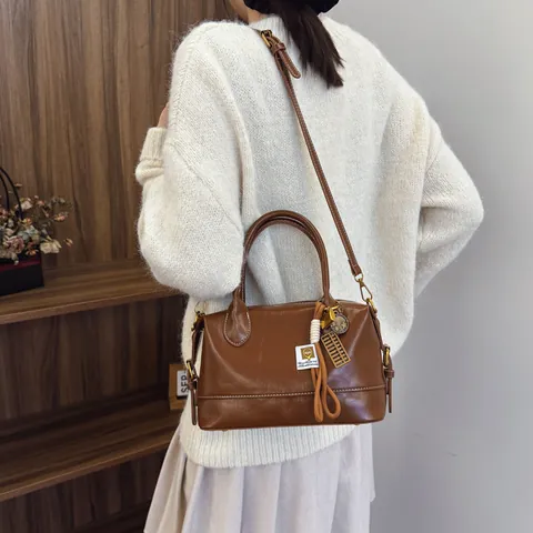 Sac à Main Vintage en Cuir PU Boston pour Femmes Avec Pendentif Bouclier Surpiqûres Contrastées Sac Bandoulière Rétro Sac Oreiller pour Trajet Quotidien