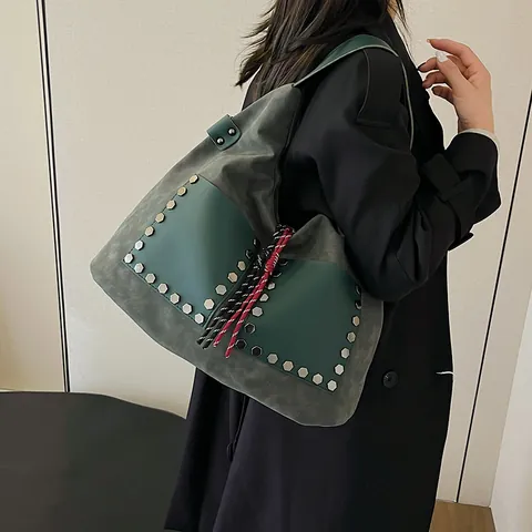 Borsa Tote in Pelle PU con Texture Scamosciata Vintage Grande Capacità Decorazione con Rivetti Borsa a Tracolla Donna Casual Hobo