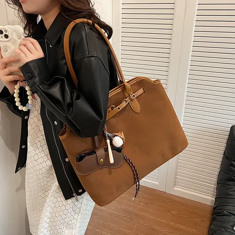 Women Retro Suede Large Capacity Tote Bag Vintage Nubuck Commuting Shoulder Handbag With Eyeglass Case And Baseball Charms