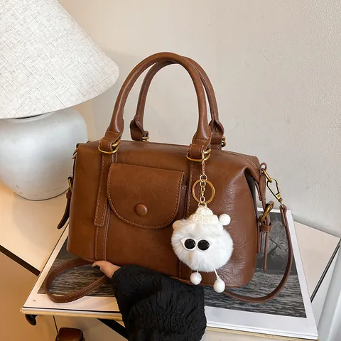 Bolso Boston Retro para Mujer Forma Almohada Gran Capacidad en Cuero PU Con Colgante de Oveja de Peluche Bolso de Hombro para Moda Diaria