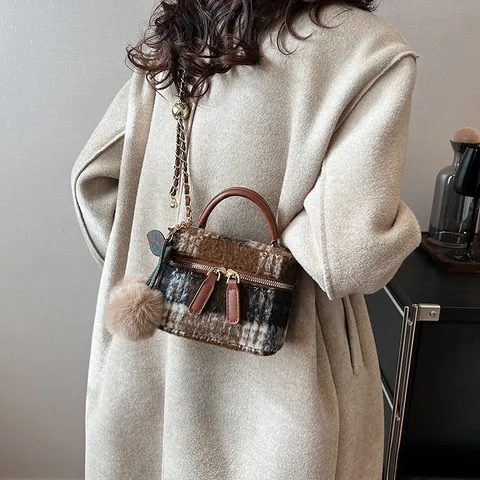 Vintage Dames Plaid Wollen Mini Handtas Met Kers Pompon Bedeltje Metalen Ketting Crossbody Tas Bruin Tweed Kleine Box Tas