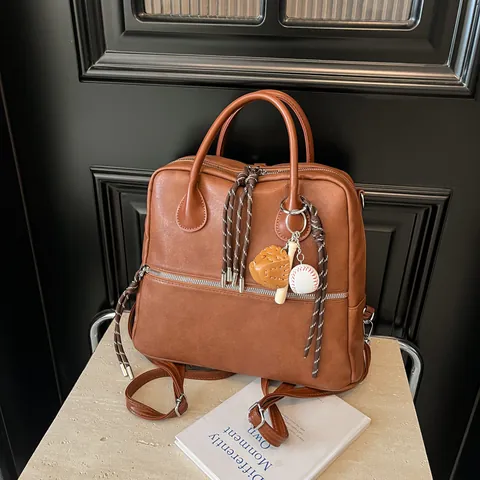 Zaino in Pelle PU Vintage da Donna Stile Preppy Grande Capacità Borsa a Mano con Ciondolo Baseball per Scuola Pendolarismo Quotidiano