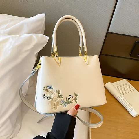 Elegant Floral Embroidered PU Leather Tote Bag For Women Vintage Gold V Hardware Handbag Crossbody Shoulder Bag For Commute