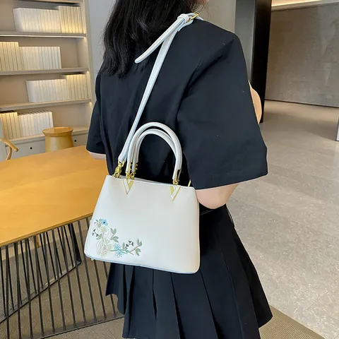 Elegant Floral Embroidered PU Leather Tote Bag For Women Vintage Gold V Hardware Handbag Crossbody Shoulder Bag For Commute