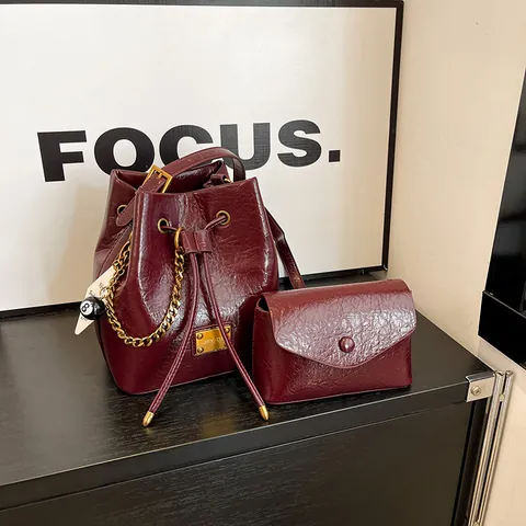 Sac Seau Vintage en Cuir PU Avec Petite Pochette Chaîne Dorée Cordon Bandoulière Sac à Main Femme Mode Porte-Clés Boule Huit