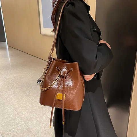 Sac Seau Vintage en Cuir PU Avec Petite Pochette Chaîne Dorée Cordon Bandoulière Sac à Main Femme Mode Porte-Clés Boule Huit