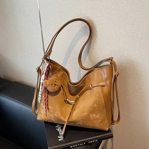 Borsa Tote da Donna di Grande Capacità Vintage in Pelle PU Borsa a Tracolla Hobo Con Ciondolo a Orso Pendolare Quotidiana Casual