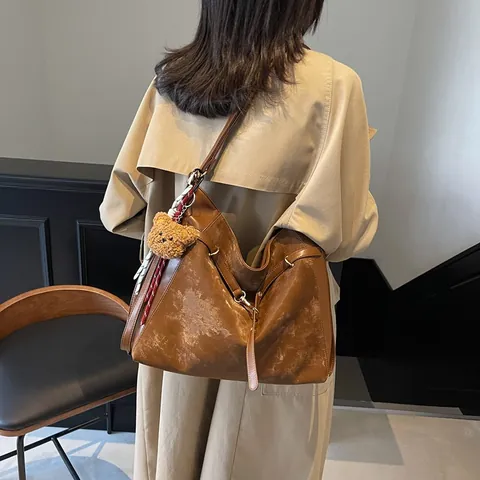 Borsa Tote da Donna di Grande Capacità Vintage in Pelle PU Borsa a Tracolla Hobo Con Ciondolo a Orso Pendolare Quotidiana Casual