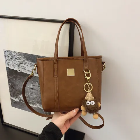 Borsa a Secchiello in Pelle PU Vintage Donna Minimalista Borsa a Tracolla Con Tracolla Regolabile Charm in Peluche Quotidiana