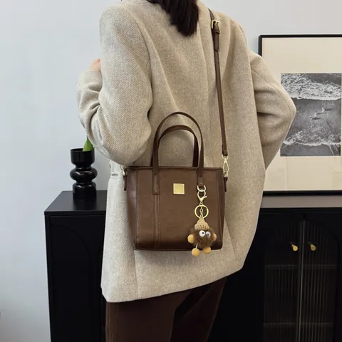 Borsa a Secchiello in Pelle PU Vintage Donna Minimalista Borsa a Tracolla Con Tracolla Regolabile Charm in Peluche Quotidiana