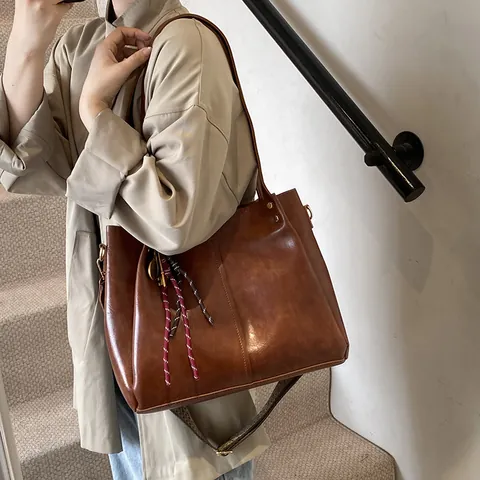 Borsa Tote da Donna Retro Occidentale di Grande Capacità in Pelle PU Borsa a Tracolla da Pendolare Con Tracolla Larga e Pendaglio di Nastro Borsa alla Moda