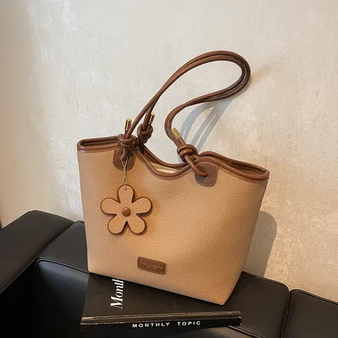 Borsa Tote da Donna alla Moda in Pelle PU con Motivo Lychee Grande Capacità Borsa a Tracolla con Ciondolo a Fiore Ufficio