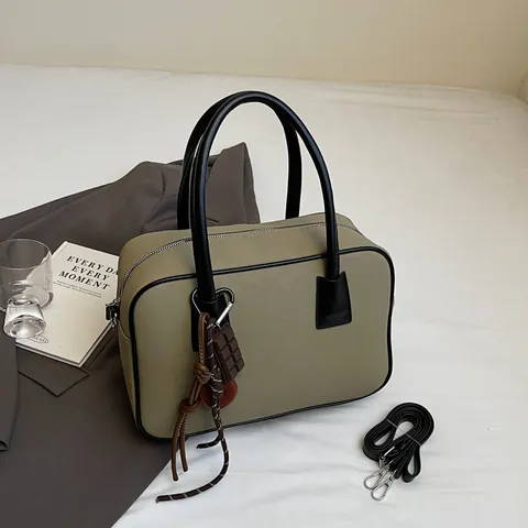 Grote Capaciteit PU Leer Boston Tas Voor Vrouwen Stedelijk Minimalistisch Vintage Schouder Crossbody Handtas Met Decoratieve Hanger