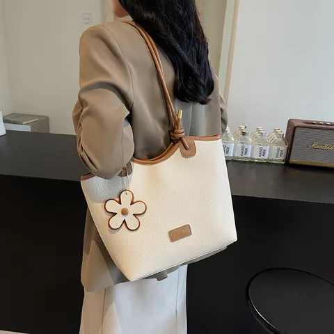 Borsa Tote da Donna alla Moda in Pelle PU con Motivo Lychee Grande Capacità Borsa a Tracolla con Ciondolo a Fiore Ufficio