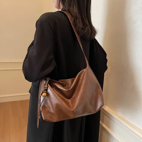 Bolso Tote de Cuero PU Retro para Mujer de Gran Capacidad Bolso de Hombro Hobo de Moda con Colgante de Metal para el Día a Día Bolso Versátil