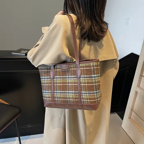 Women's Retro Plaid Tote Bag Large Capacity Woolen Fabric Shoulder Bag European Style Vintage Checked Handbag For Commuting