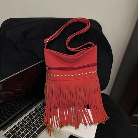 Sac à Bandoulière à Glands Bohème pour Femmes Rivets Dorés Cuir Synthétique Sac Besace Mode Franges Petit Sac Carré Quotidien