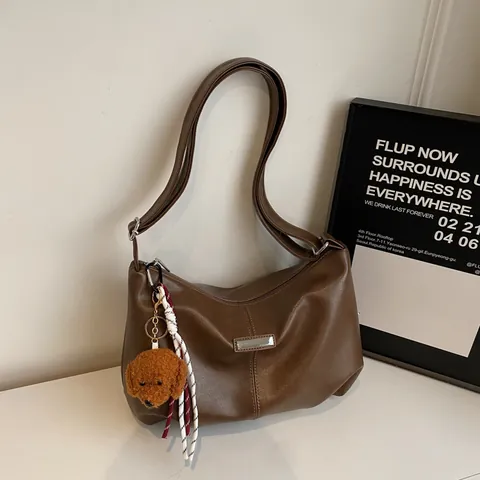 Damen Mode PU Leder Tragetasche Große Kapazität Hobo Schultertasche Mit Süßem Plüsch Hund Anhänger Für Den Täglichen Gebrauch