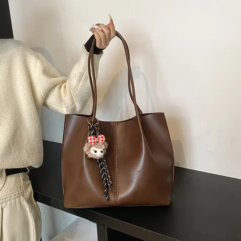 Borsa Tote da Donna in Pelle PU Grande Capacità Minimalista Cuciture Verticali Borsa a Tracolla Casual Con Ciondolo in Peluche Pendolare