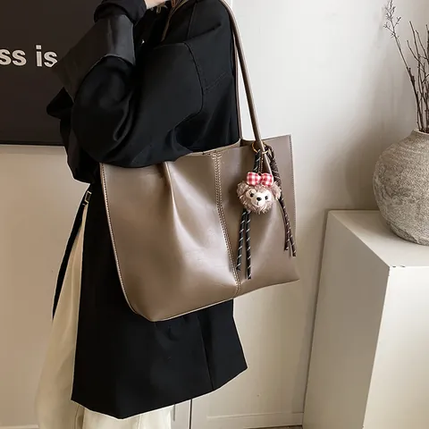 Borsa Tote da Donna in Pelle PU Grande Capacità Minimalista Cuciture Verticali Borsa a Tracolla Casual Con Ciondolo in Peluche Pendolare