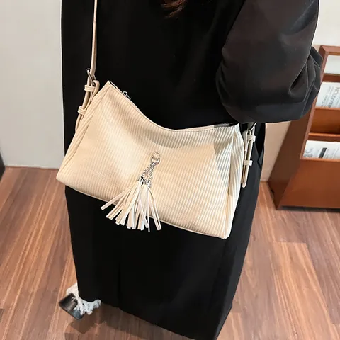 Borsa a Spalla Vintage Plissettata da Donna Grande Capacità in Pelle PU Borsa Sottobraccio Con Nappa Decorativa Tracolla Versatile
