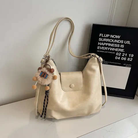 Borsa a Tracolla da Donna Vintage in Pelle PU Grande Capacità Borsa a Spalla Zaino Con Ciondolo In Peluche Per Pendolari