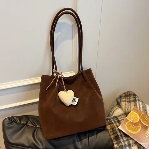 Sac Fourre-tout en Suède Grande Capacité pour Femmes Vintage Japonais Décontracté Sac à Bandoulière Retro Couleur Unie Avec Pendentif Coeur en Peluche Blanc