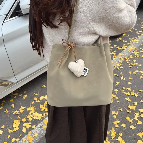 Sac Fourre-tout en Suède Grande Capacité pour Femmes Vintage Japonais Décontracté Sac à Bandoulière Retro Couleur Unie Avec Pendentif Coeur en Peluche Blanc