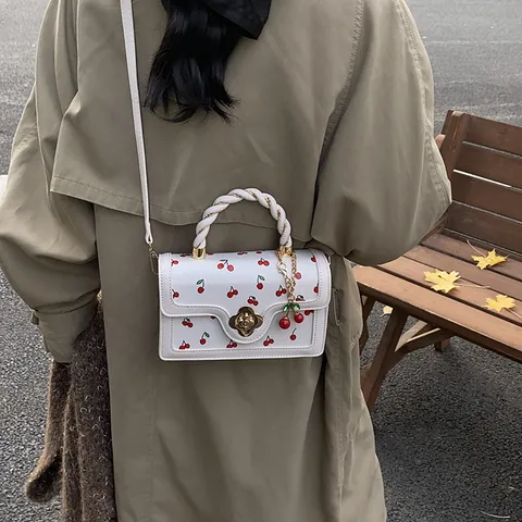 Borsa a Tracolla da Donna in Pelle PU con Stampa Ciliegia Piccola Quadrata Manico Intrecciato Chiusura a Fiore