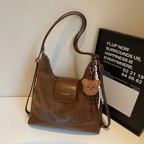Retro Γυναικεία Τσάντα Tote από Δέρμα PU Μεγάλης Χωρητικότητας Αστική Απλή Τσάντα Ώμου Patchwork Μόδας Με Μενταγιόν Αρκουδάκι